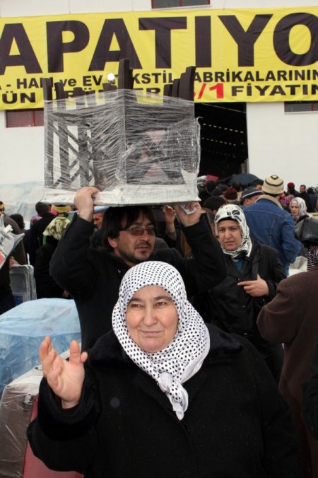 Ucuz Ürün Alabilmek İçin Birbirleriyle Yarıştılar