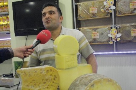 Ucuza satılan kaşar peynirinin yağı alınıyor