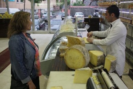 Ucuza satılan kaşar peynirinin yağı alınıyor