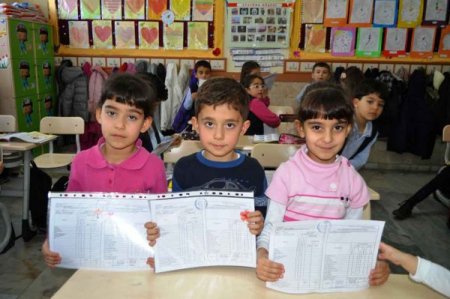 Üçüzlerin ilk karne sevinci