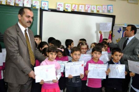 Üçüzlerin ilk karne sevinci