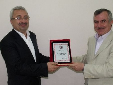 Üftade Değerler Platformu, Hakan Şükür'e Plaket Verdi