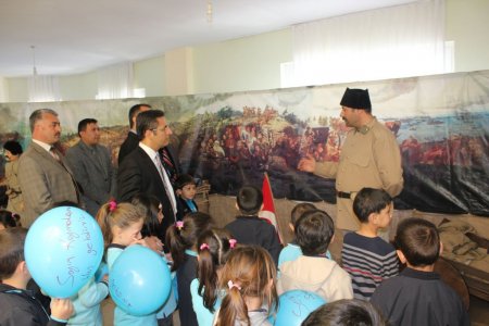 Ufuk Bilge Koleji'nde Çanakkale şehitleri sergi ve oyunla anıldı