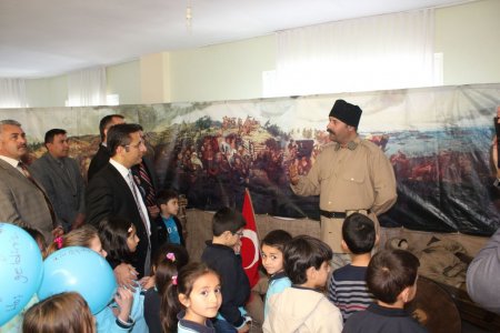 Ufuk Bilge Koleji'nde Çanakkale şehitleri sergi ve oyunla anıldı