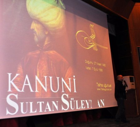 Uğurluel: Osmanlı sarayında kadınlar dekolte kıyafetlerle dolaşmazdı