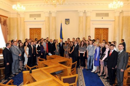 Ukrayna Başbakanı Azarov, Üniversite Öğrencileriyle Bir Araya Geldi