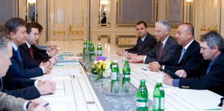 Ukrayna Cumhurbaşkanı Yanukoviç, Akpm Başkanı Çavuşoğlu İle Görüştü