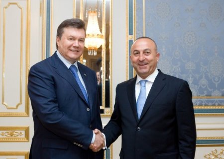 Ukrayna Cumhurbaşkanı Yanukoviç, Akpm Başkanı Çavuşoğlu İle Görüştü
