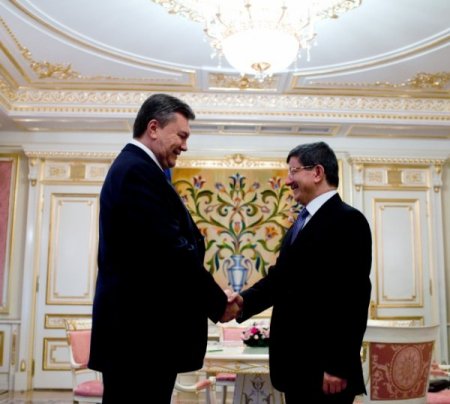 Ukrayna Cumhurbaşkanı Yanukoviç, Davutoğlu’nu kabul etti