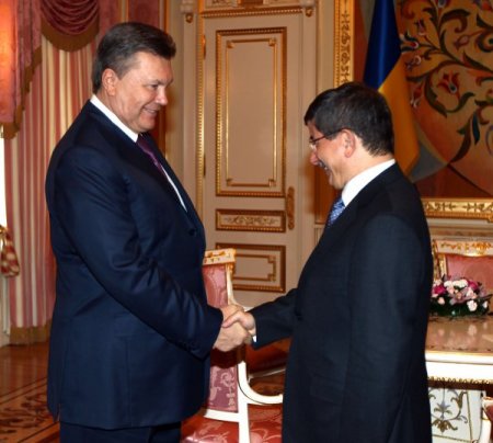 Ukrayna Cumhurbaşkanı Yanukoviç, Davutoğlu’nu kabul etti