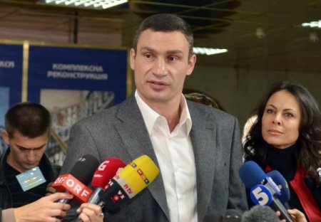 Ukrayna seçimlerinin favori lideri boksör Kliçko oyunu kullandı