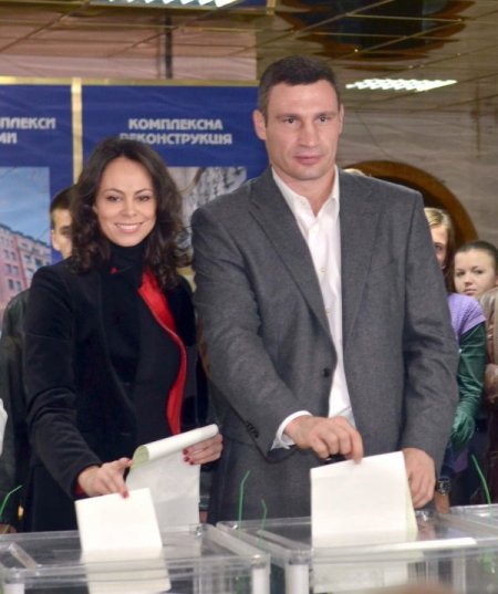 Ukrayna seçimlerinin favori lideri boksör Kliçko oyunu kullandı