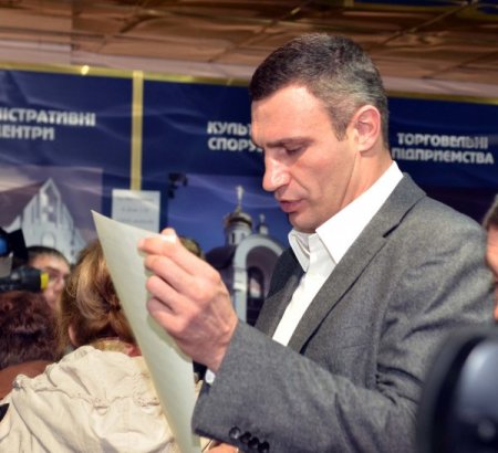 Ukrayna seçimlerinin favori lideri boksör Kliçko oyunu kullandı