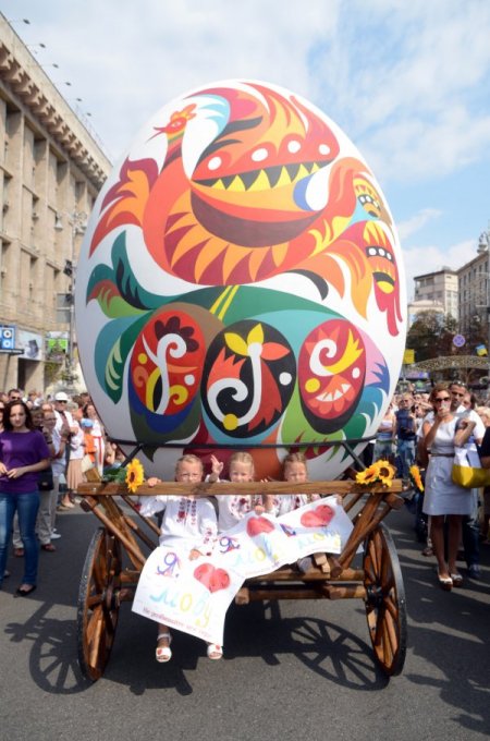Ukrayna’da Bağımsızlık Bayramı’nda Tank Yerine Yumurta Geçidi Yapıldı