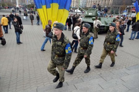 Ukrayna’da seçim günü meydana çıkan tanklar farklı yorumlandı (Özel)