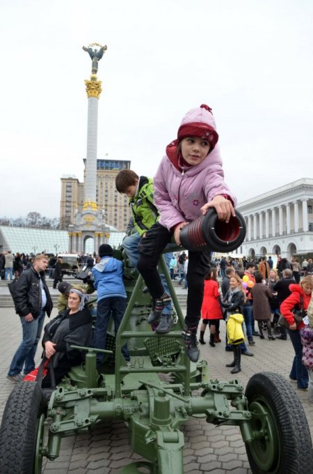 Ukrayna’da seçim günü meydana çıkan tanklar farklı yorumlandı (Özel)