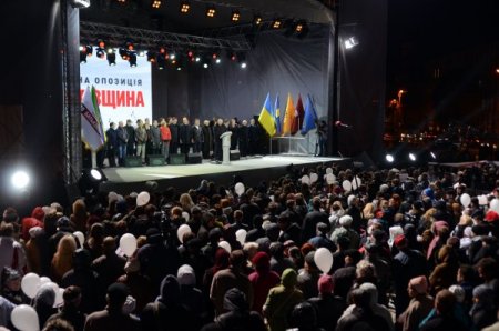 Ukrayna’da seçim öncesi ikdidar ve mufalefet birlikte meydana indi