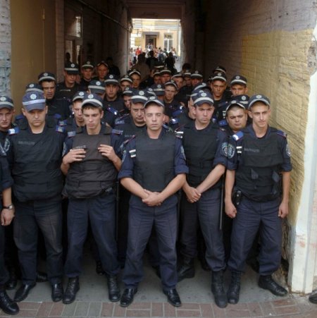 Ukrayna'da Timoşenko’nun Aracının Mahkemeden Çıkışında Arbede