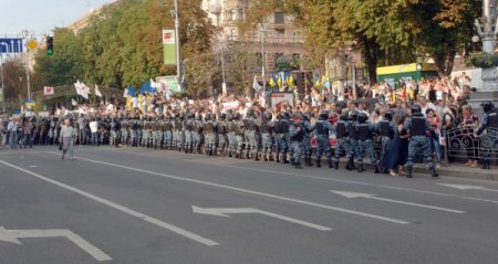 Ukrayna'da Timoşenko’nun Aracının Mahkemeden Çıkışında Arbede