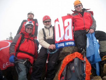 Ukraynalı Dağcı Dap Bayrağını Cotopaxi Zirvesine Dikti