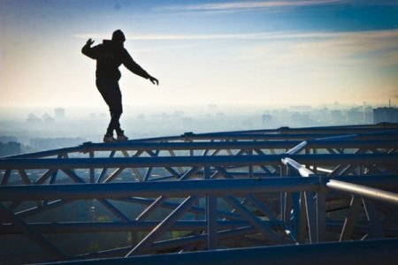 Ukraynalı örümcek adam yürekleri ağızlara getirdi