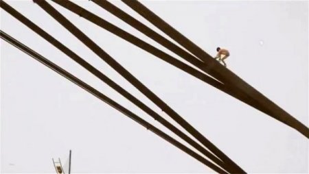 Ukraynalı örümcek adam yürekleri ağızlara getirdi