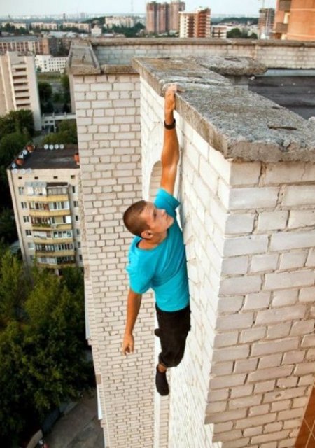 Ukraynalı örümcek adam yürekleri ağızlara getirdi