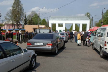 Ukraynalılar 1 Mayıs İşçi Bayramı’nda Kabir Ziyareti Yaptı