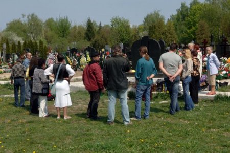 Ukraynalılar 1 Mayıs İşçi Bayramı’nda Kabir Ziyareti Yaptı