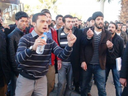 Ulaşım zammına tepki gösteren öğrenciler yolu trafiğe kapattı