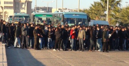 Ulaşım zammına tepki gösteren öğrenciler yolu trafiğe kapattı