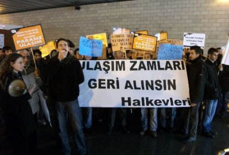 Ulaşım Zammını Metrobüs Durağında Protesto Ettiler