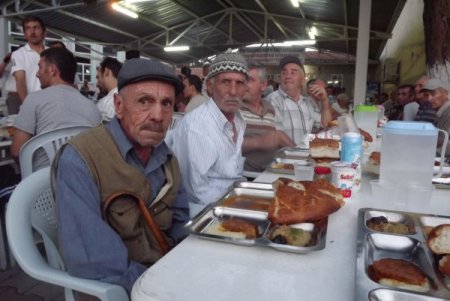 Ulaşlı Hayırseverler Her Gün 600 Kişiye İftar Veriyor