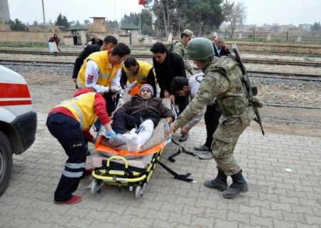 Ülkesindeki çatışmalarda yaralanan Suriyeli, Türkiye'ye getirildi