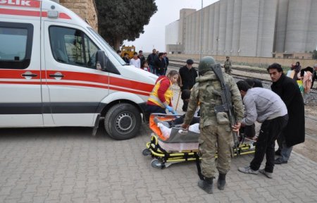 Ülkesindeki çatışmalarda yaralanan Suriyeli, Türkiye'ye getirildi