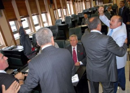 Ülkücü Meclis Üyesi, Mhp'lilere Milliyetçilik Dersi Verince Meclis Karıştı