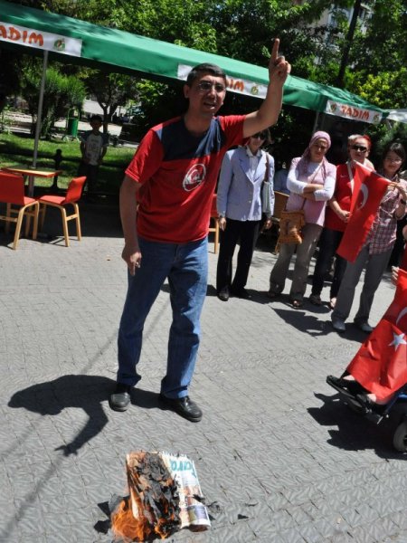 Ülkücülerin Düzenlediği Şehitleri Anma Yürüyüşünde İlginç Provokasyon