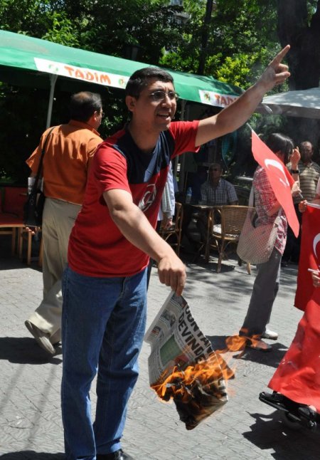 Ülkücülerin Düzenlediği Şehitleri Anma Yürüyüşünde İlginç Provokasyon
