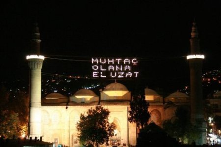 Ulu Cami'deki 17 Metrelik Mahya Büyülüyor