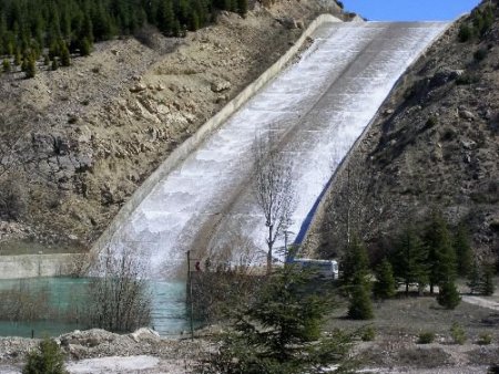 Uluborlu Barajı Taşmaya Başladı
