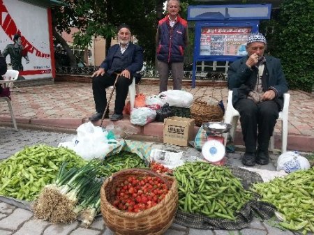 Uludağ çileği tezgahdaki yerini aldı