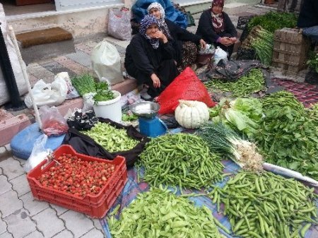 Uludağ çileği tezgahdaki yerini aldı