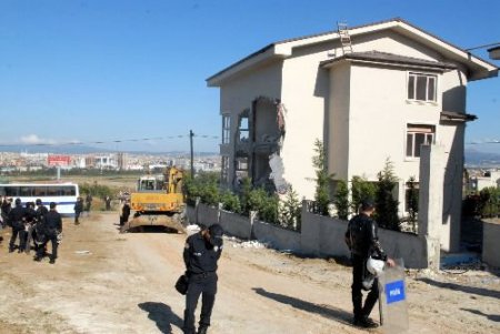 Uludağ Eteklerindeki Ruhsata Aykırı Villalar Yıkıldı