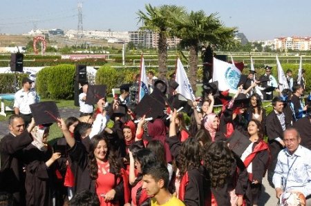 Uludağ Üniversitesi Meslek Yüksekokulu’nda mezuniyet sevinci