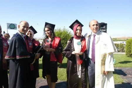 Uludağ Üniversitesi Meslek Yüksekokulu’nda mezuniyet sevinci