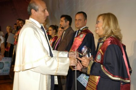 Uludağ Üniversitesi'nden 400 kişiye başarı ve hizmet ödülü