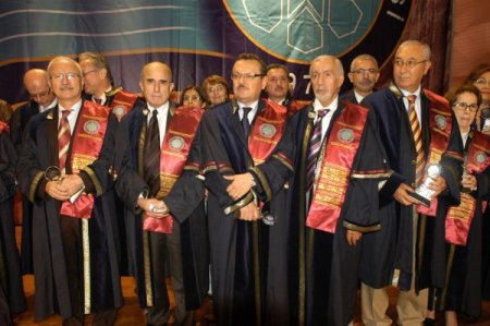 Uludağ Üniversitesi'nden 400 kişiye başarı ve hizmet ödülü