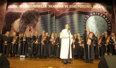 Uludağ Üniversitesi'nden 400 kişiye başarı ve hizmet ödülü