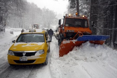 Uludağ'a kar yağdı, araçlar yollarda kaldı