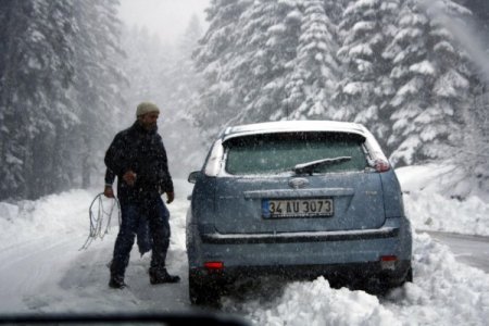 Uludağ'a kar yağdı, araçlar yollarda kaldı